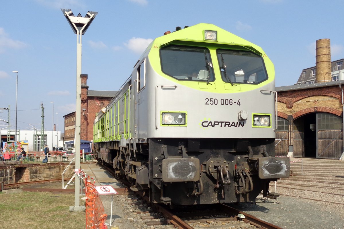 Eine der Austtellungsstcke in Dresden-Altstadt war am 8 April 2018 CapTrain 250 006. 