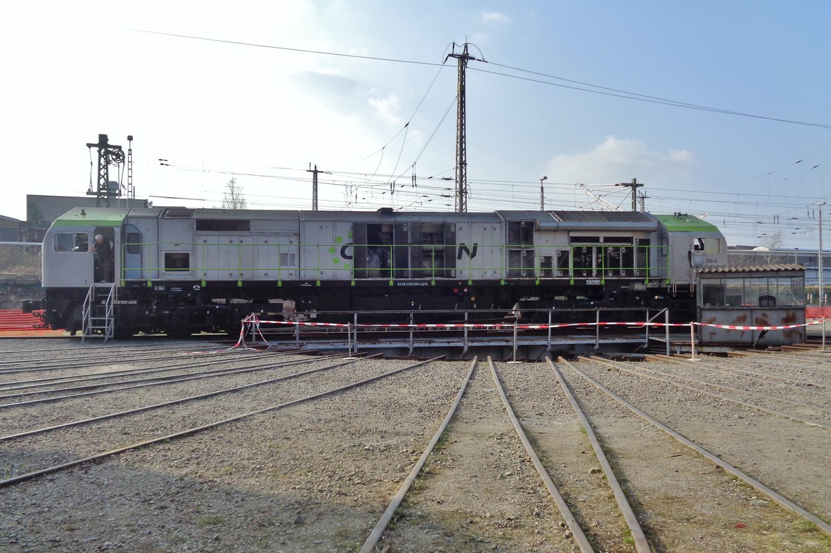 Eine der Austtellungsstcke in Dresden-Altstadt war am 8 April 2018 CapTrain 250 006. 