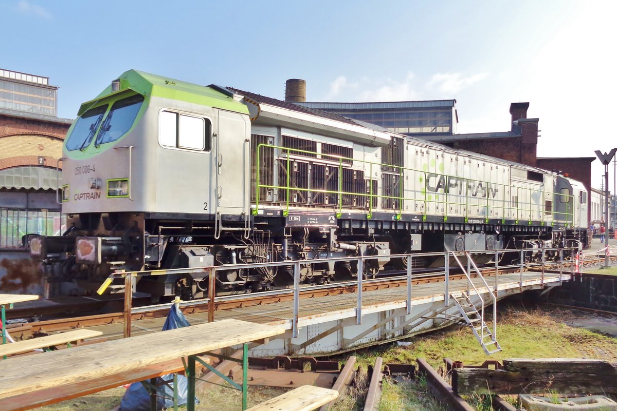 Eine der Austtellungsstcke in Dresden-Altstadt war am 8 April 2018 CapTrain 250 006. 