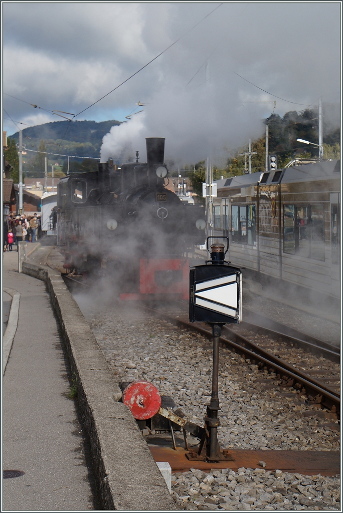 Eine B-C Dampflok bei ihrer rauchigen Rangierfahrt in Blonay.
4. Okt. 2015