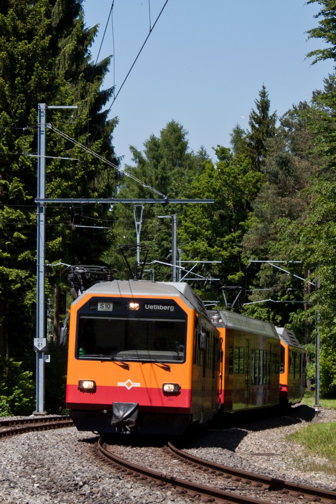 Eine Bergbahn in Zürich:
Be 556 525 erreicht mit einer bergwärts fahrenden S 10 die Kreuzungsstation Ringlikon.
Gut sichtbar wird hier die typische Zusammensetzung der Züge: Zwei Be 556 führen einen Niederflurzwischenwagen im Sandwich auf Zürichs Hausberg.
6. Juni 2013