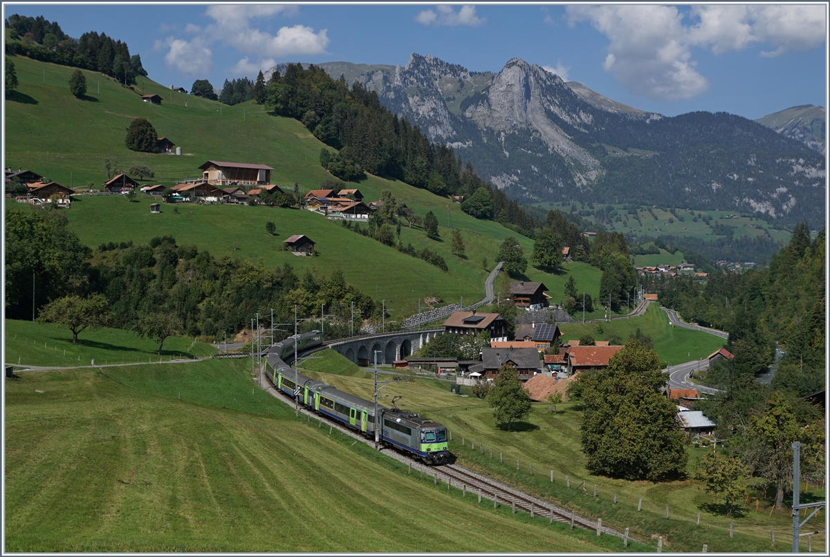 Eine BLS Re 4/4 II mit einem RE Interlaken Ost - Zweisimmen bei Garstatt. 

18. Sept. 2020