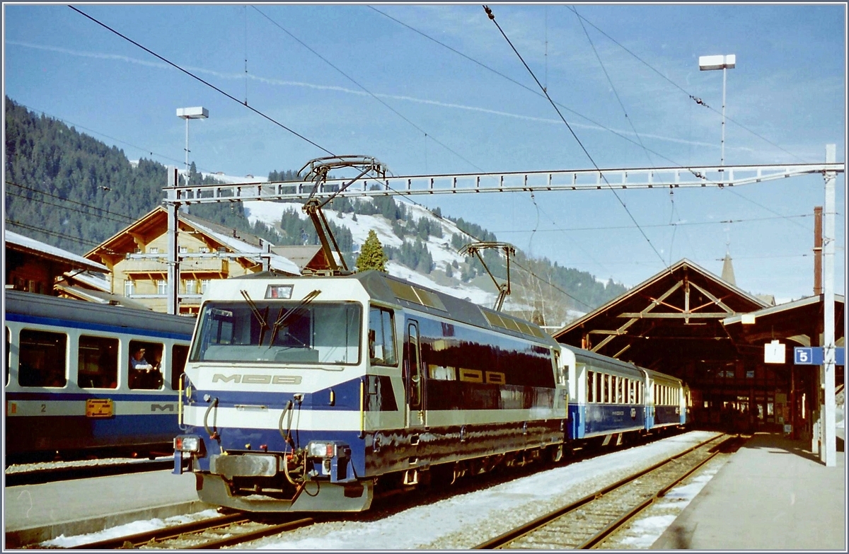 Eine damals ziemlich neuen Ge 4/4 der Serie 8000 in Zweisimmen in ihrer gelungen Ursprungsfarbgebung. Dieses Analog Bild entstand im Januar 1997.