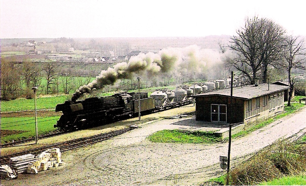 Eine Dampflok der Baureihe 44 mit dem Dg 58310 nach Karsdorf, bei der Durchfahrt in Mertendorf. Das Bild darf ausdr�cklich mit Genehmigung des Fotografen Ralph L�deritz gezeigt werden.