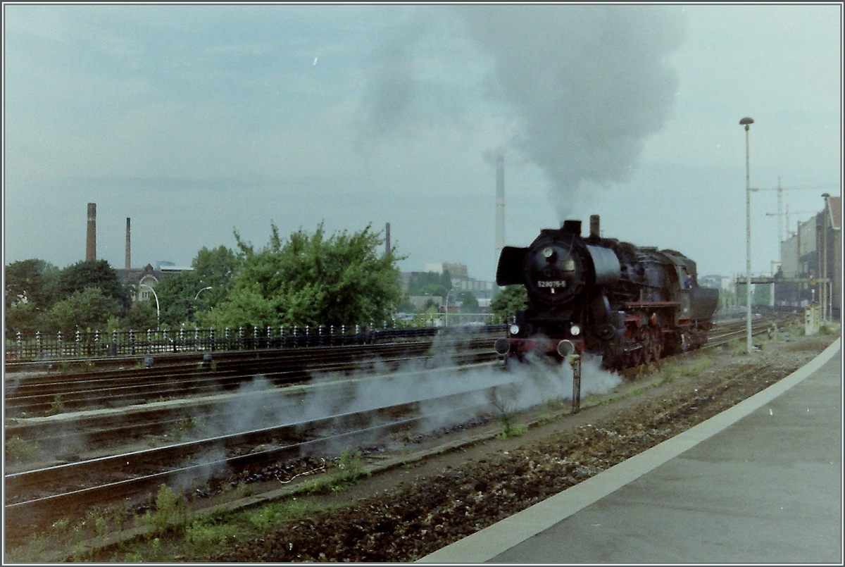 Eine Dampflok der BR 52 verlsst Berlin Hauptbahnhof (heute Ostbahnhof) Richtung Stadtbahn, welche noch nicht elektrifiziert ist.
26. Aug. 1994 (Scan)
