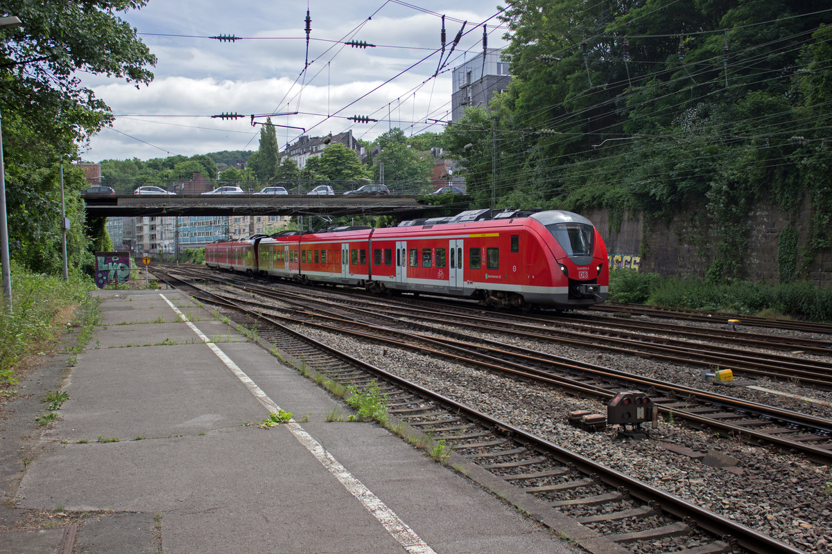 Eine Doppeltraktion 1440 bestehend aus den Triebwagen 303 und 324 wird auf dem Weg nach Mnchengladbach in wenigen Augenblicken in Wuppertal Hauptbahnhof halt machen.