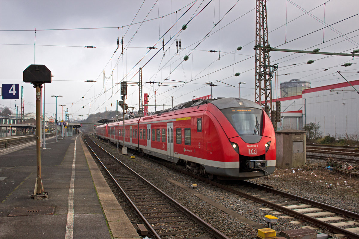 Eine Doppeltraktion 1440 mit 1440 305 an der Spitze verlässt am 18.12. auf dem Weg nach Mönchengladbach Wuppertal-Oberbarmen.