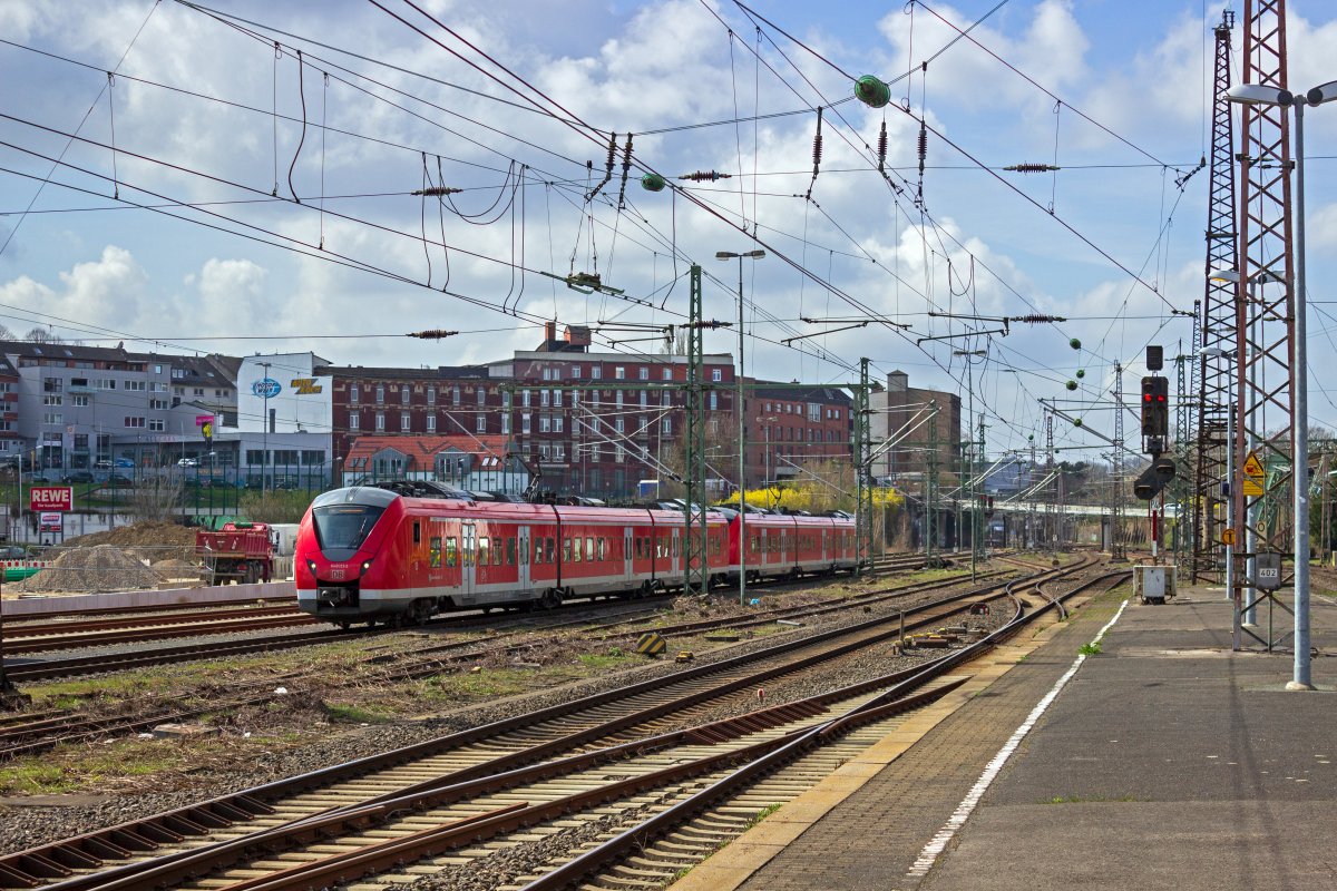 Eine Doppeltraktion 1440 mit dem Triebzug 1440 323 an der Spitze fhrt als S8 in Wuppertal-Oberbarmen ein, wo die Fahrt endet.