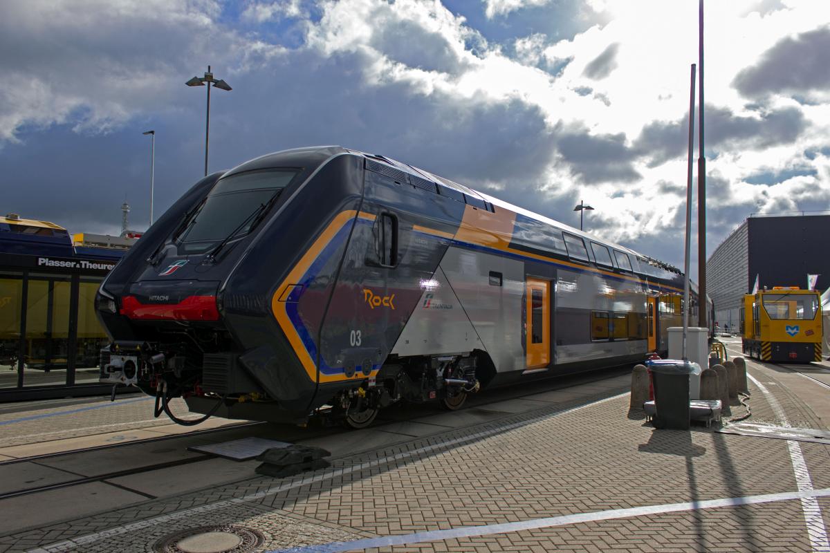 Eine eigenwillige Kopfform weisen die von Hitachi entwickelten Triebwagen der Trenitalia-Reihe ETR 421  Rock  auf. Im Gegenlicht eines Berliner Herbsttages steht der Triebwagen mit dem dreieckigen Gesicht auf dem Innotrans-Gelände.