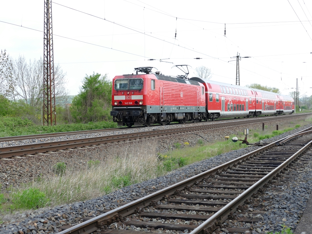 Eine  Hennigsdorfer  wieder einmal im Umlauf des RE18. DB 143 168 mit dem RE 4887 von    Halle (S) Hbf nach Jena-G�schwitz, am 05.05.2022 in Naumburg (S).