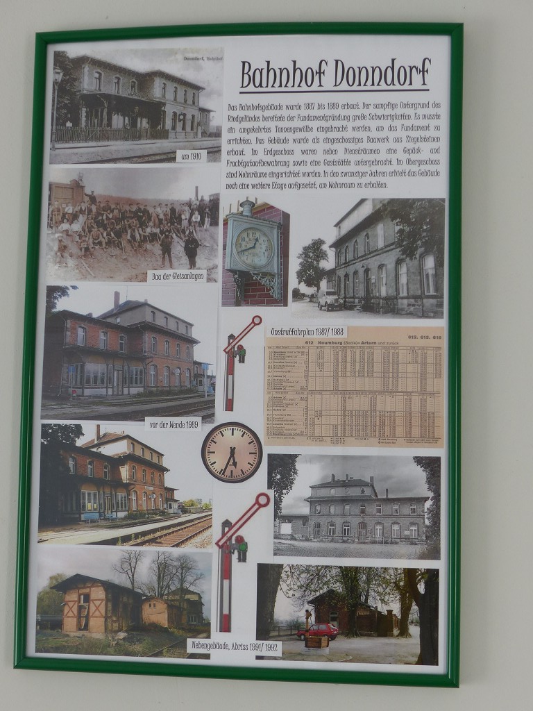 Eine Infotafel zur Geschichte des Bahnhofs von Donndorf, am 01.05.2016 im Bahnhof Donndorf. (Foto: Ralf Kuke)