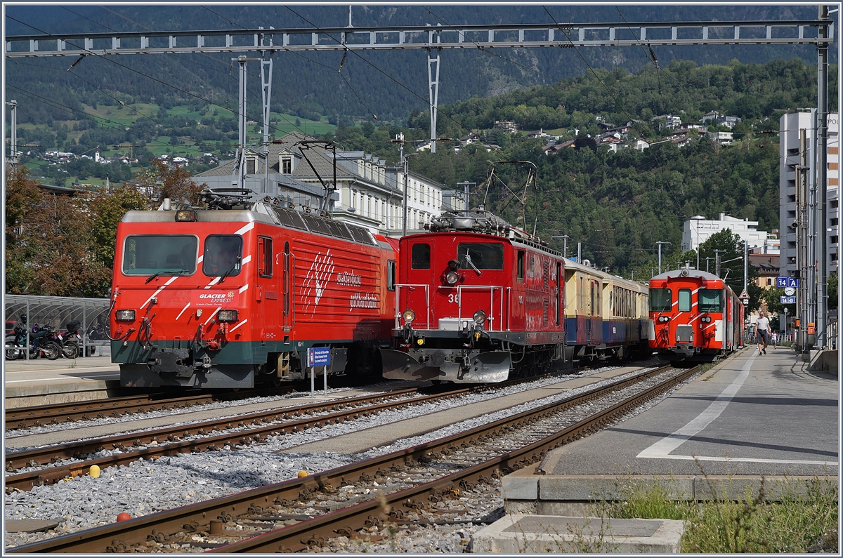 Eine kleine aber feine Fahrzeugparade im MGB Bahnhof von Brig: Neben der MGB HGe 4/4 II  Monte Rosa  steht die die FO HGe 4/4 36 (Baujahr 1948) mit dem  Glacier Pullman Express  und daneben ein Steuerwagen des Regionalzuges nach Andermatt.

31. August 2019