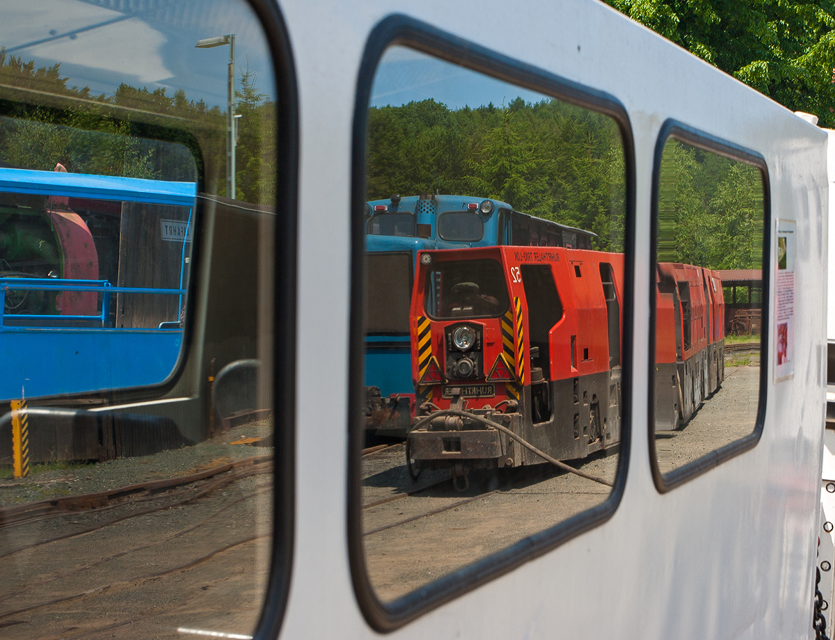 Eine kleine Spiel-/Spiegelei...
Die Ruhrthaler G160 Trio Grubenlokomotive Lok 49 der FGF (Feld- und Grubenbahnmuseum Fortuna, Solms spiegelt sich in den Scheiben eines Wagens, am 07.07.2013 beim Fahrtag der FGF in Solms-Oberbiel.