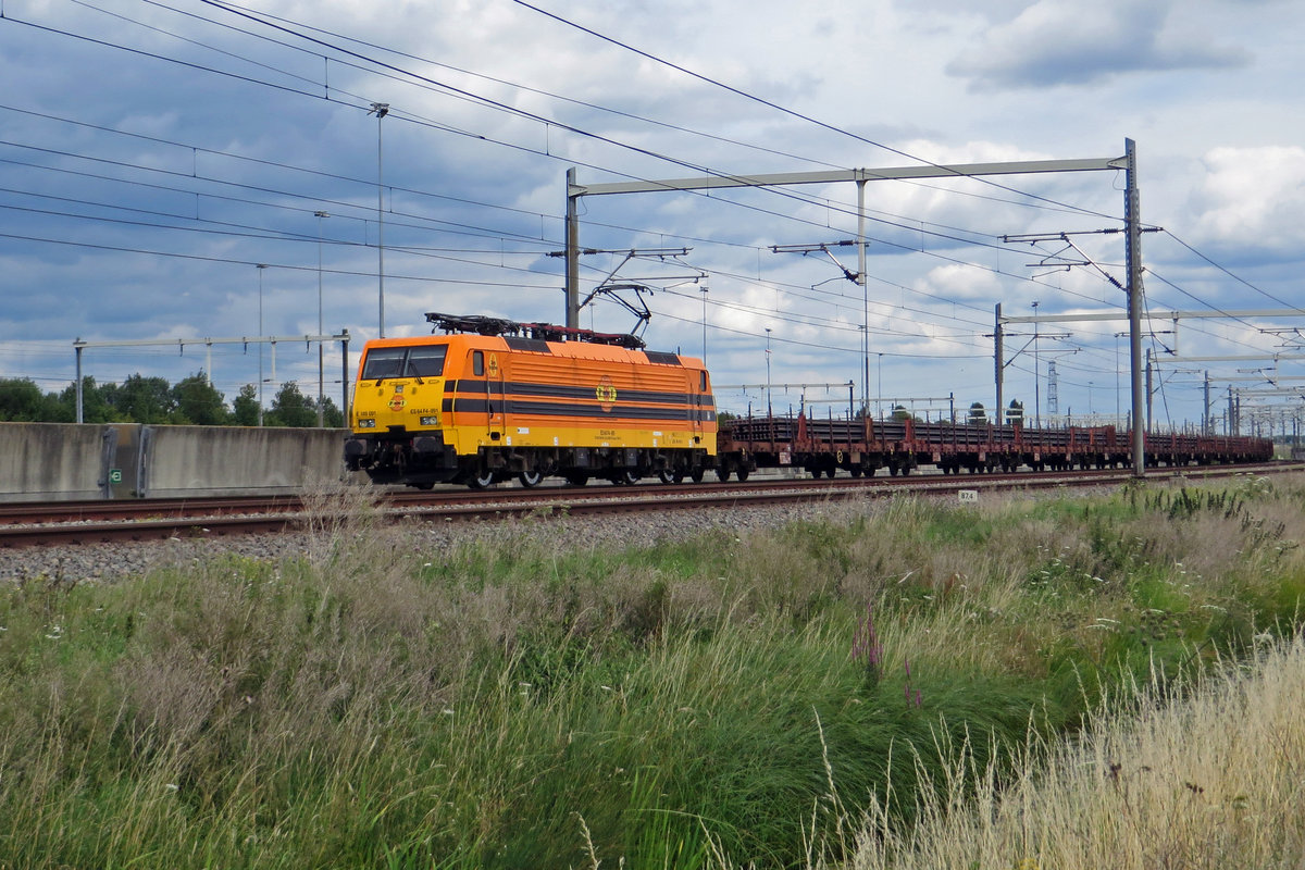 Eine kleine Überraschung bei Valburg am 22 Juli 2020: RRF 189 091 zieht ein Gleisbauzug und trägt staat das MRCE-schwarz das RRF Farbenschema.