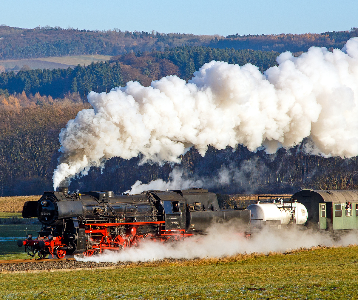 
Eine der letzten Altbau-52er...
Die 52 1360-8 bzw. 52 360  (90 80 0052 360-9 D-HEV) vom Verein zur Förderung des Eisenbahnmuseums Vienenburg e.V.  mit dem Dampfsonderzug der Eisenbahnfreunde Treysa e.V., am 03.12.2016 auf der Fahrt von Limburg nach Westerburg  über die Oberwesterwaldbahn (KBS 461), hier bei Berzhahn.

Die Lok wurde 1943 von August Borsig Lokomotiv-Werke in Berlin unter der Fabriknummer 15457 gebaut. Sie ist noch eine der letzten drei Altbau 52er mit Generalreparierten Kessel der DR.
