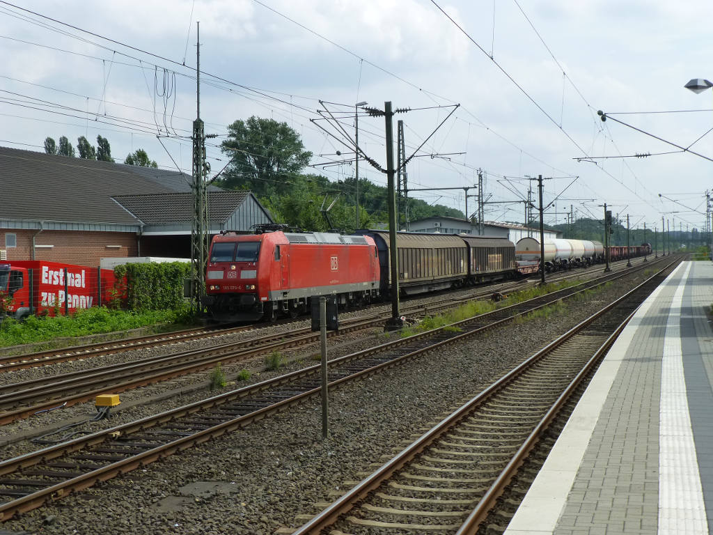 Eine Lok mit einer Nummer zieht am 14.8.15 einen Zug durch einen Bahnhof.