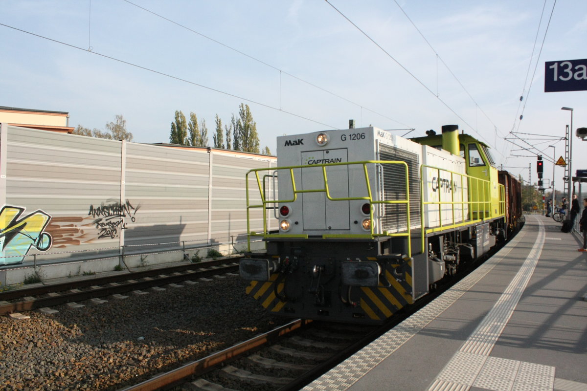 Eine MaK G1206 von Captrain mit 2 Gterwagen bei der durchfahrt am Gleis 13a im Bahnhof Halle/Saale Hbf am 24.10.19