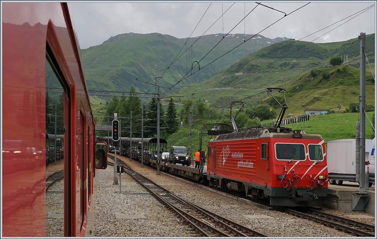 Eine MGB HGe 4/4 II ist mit ihrem Autotunnel-Zug von Oberwald in Realp eingetroffen.
21. Juli 2016