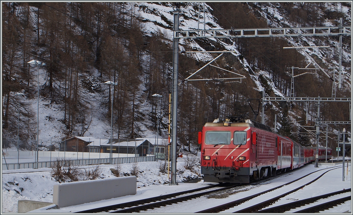 Eine  MGB HGe 4/4 verlässt Täsch Richtung Zermatt.
28. Jan. 2015