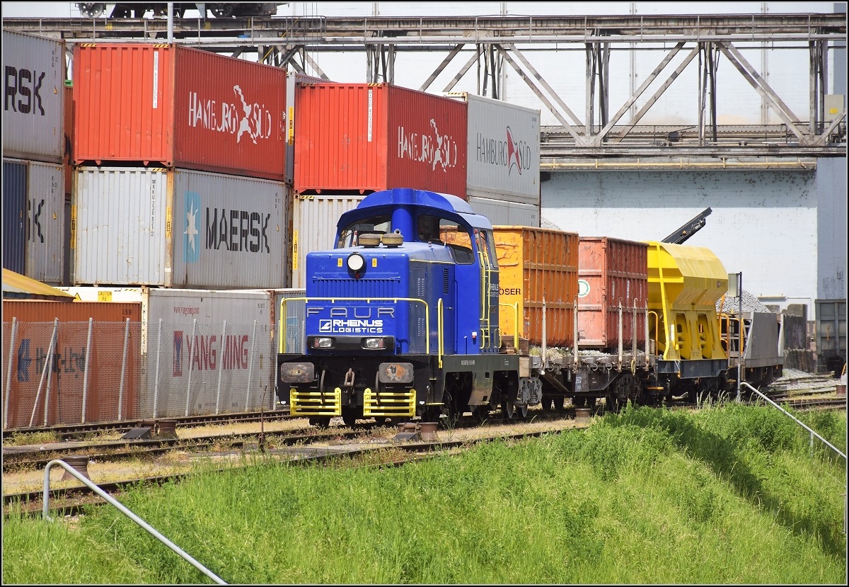 Eine mir unbekannte Rangierlok vermutlich rumänischer Herkunft der Rhenus Logistics mit der Aufschrift Faur in Kleinhüningen. April 2018.