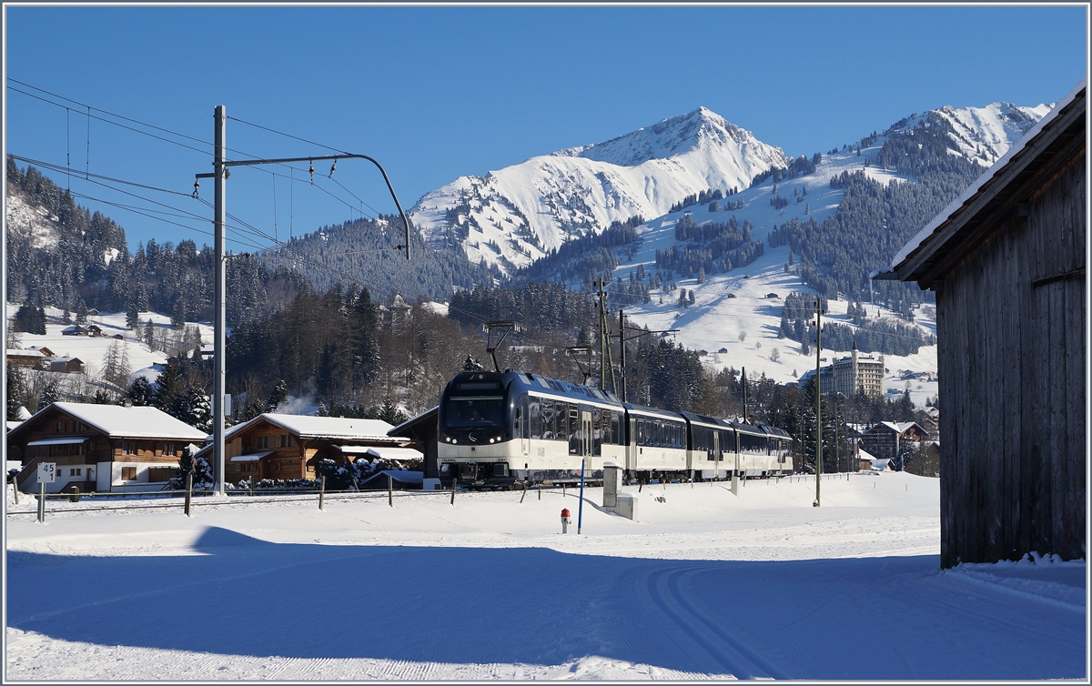 Eine MOB-Alpina Komposition mit den beiden Triebwagen ABe 4/4 9301 und Be 4/4 9202 auf Probefahrt kurz nach Gstaad.
19. Jan. 2017