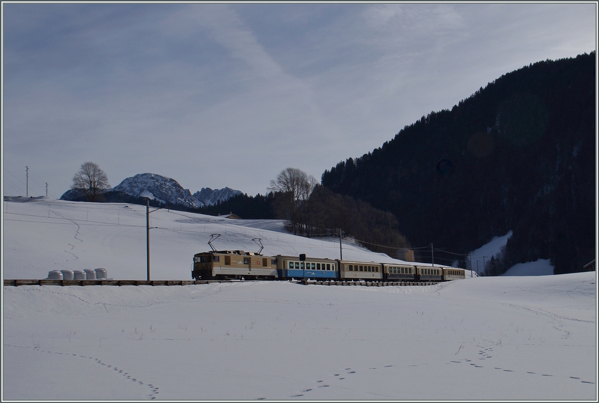 Eine MOB GDe 4/4 mit einem GoldenPass Classic bei Rossinière.
26. Jan. 2016