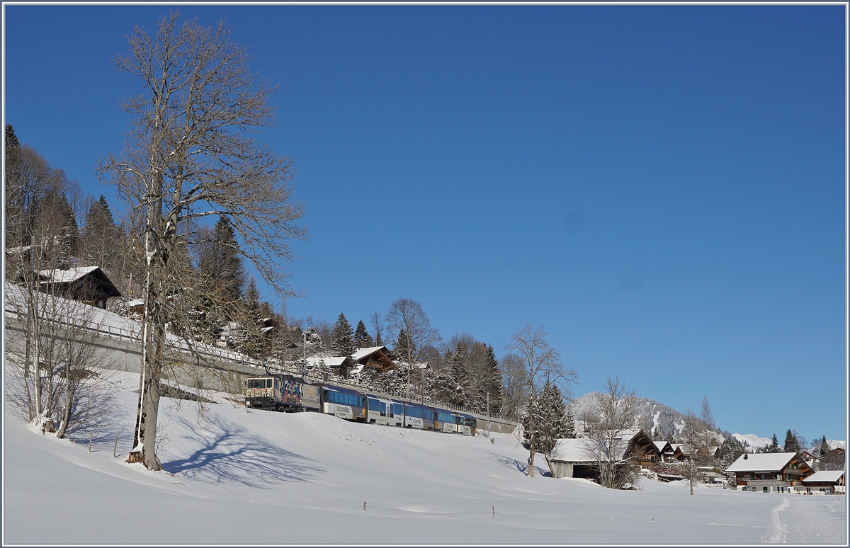 Eine MOB GDe 4/4 mit einem Panoramic-Zug nach Montreux kurz vor Schönried.

13. Feb. 2018