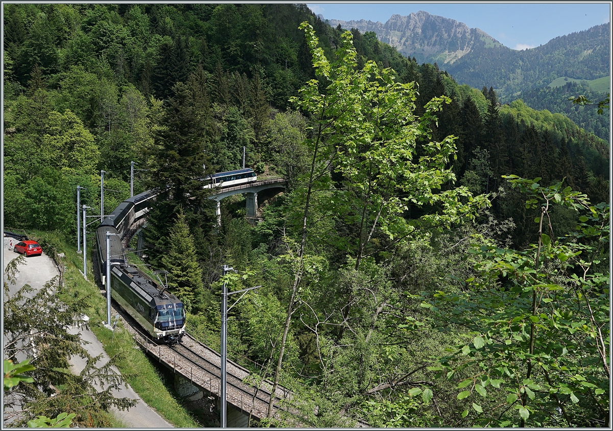 Eine MOB Ge 4/4 (Serie 8000) ist mit ihrem MOB Panoramic Express auf dem 93 Meter langen Pont Gardiol unterwegs. 

17. Mai 2020