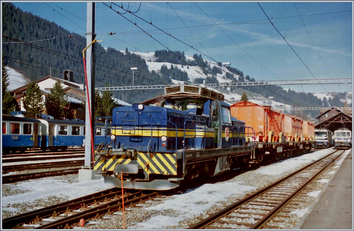 Eine MOB Gm 4/4 mit einme Kehrichtzug in Zweisimmen.
Ein analoges Bild vom Januar 1995