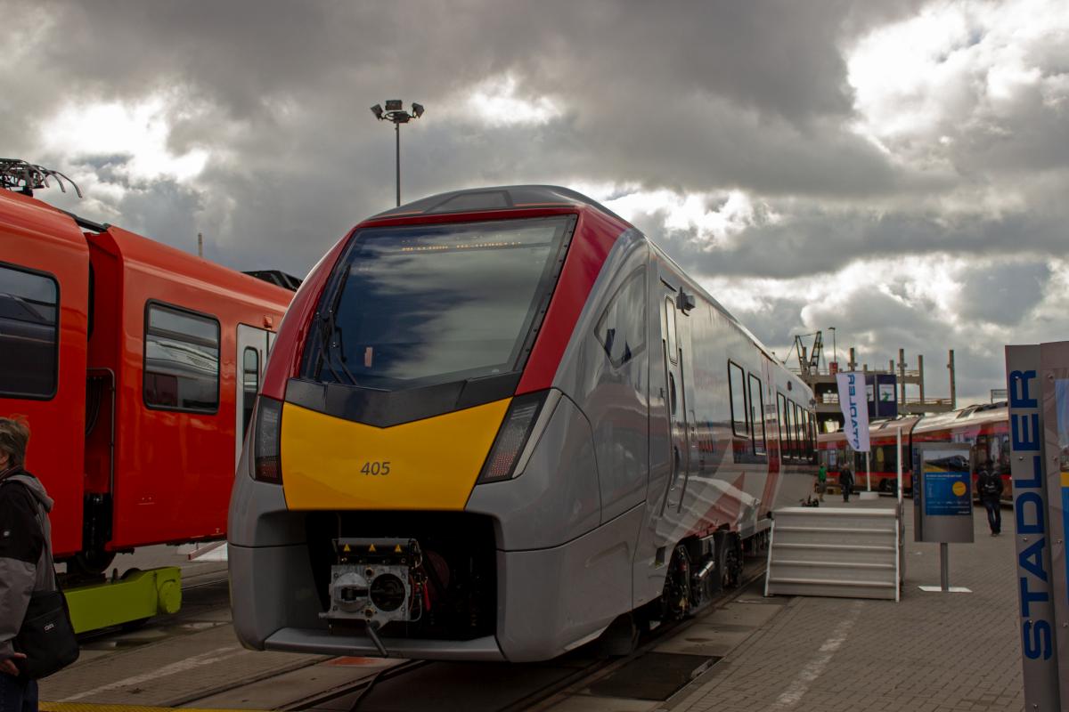 Eine neue Antriebstechnologie, die Stadler fr seine FLIRT-Triebwagen anbietet, ist der bimodale Antrieb, bestehend aus einem Diesel-PowerPack, das in einen E-FLIRT eingereiht wird. Einer der ersten Kunden dieser neuen Baureihe ist der britische Verkehrsbetreiber Greater Anglia, der fr den East Anglia Franchise drei- und vierteilige BMU der BR Class 755 beschafft. 755 405, bestehend aus vier Personenwagen und einem PowerPack, stand auf der Innotrans 2018.