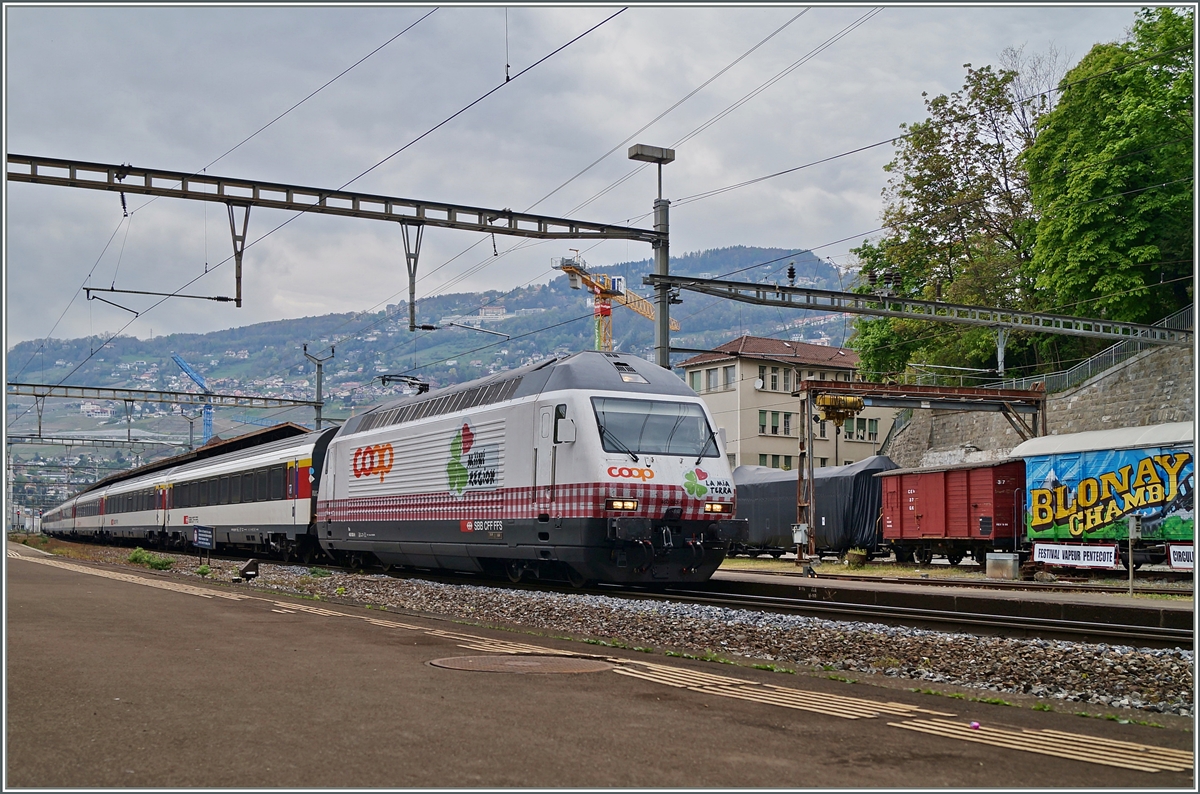 Eine neue SBB Werbelok: die SBB Re 460 089-3 wirbt für Regionalprodukte..
Vevey, den 18.04.2014