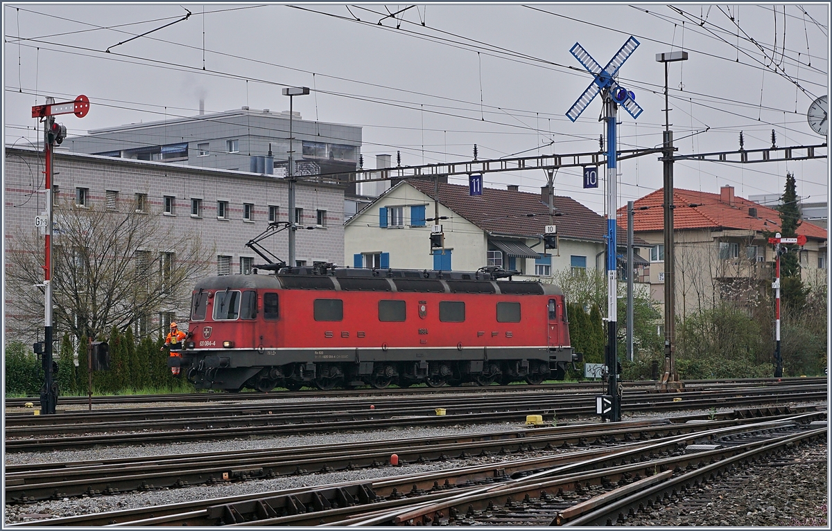 Eine rangierende SBB Re 6/6 zwischen Semaphorsignalen im Rangierbahnhof von Biel. 

5. April 2019