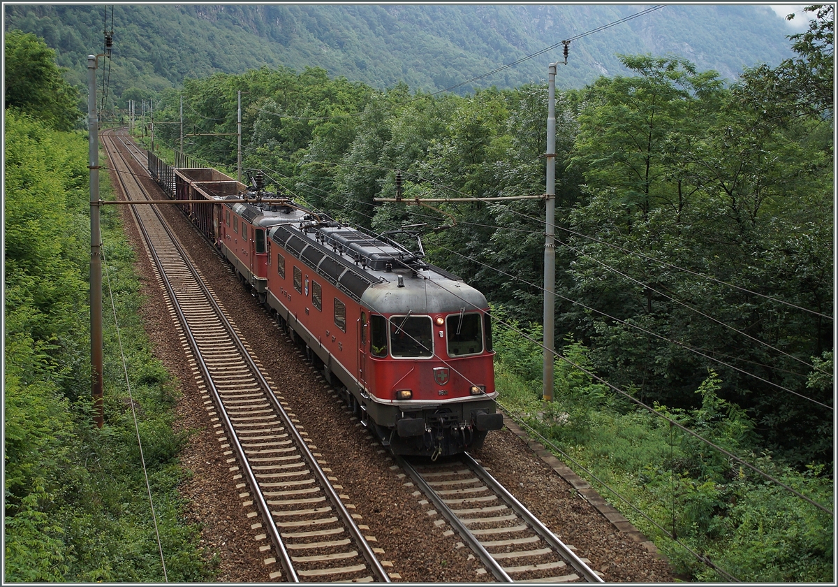 Eine  Re 10/10  fährt bei Varzo bergwärts.
2. Juli 2014 