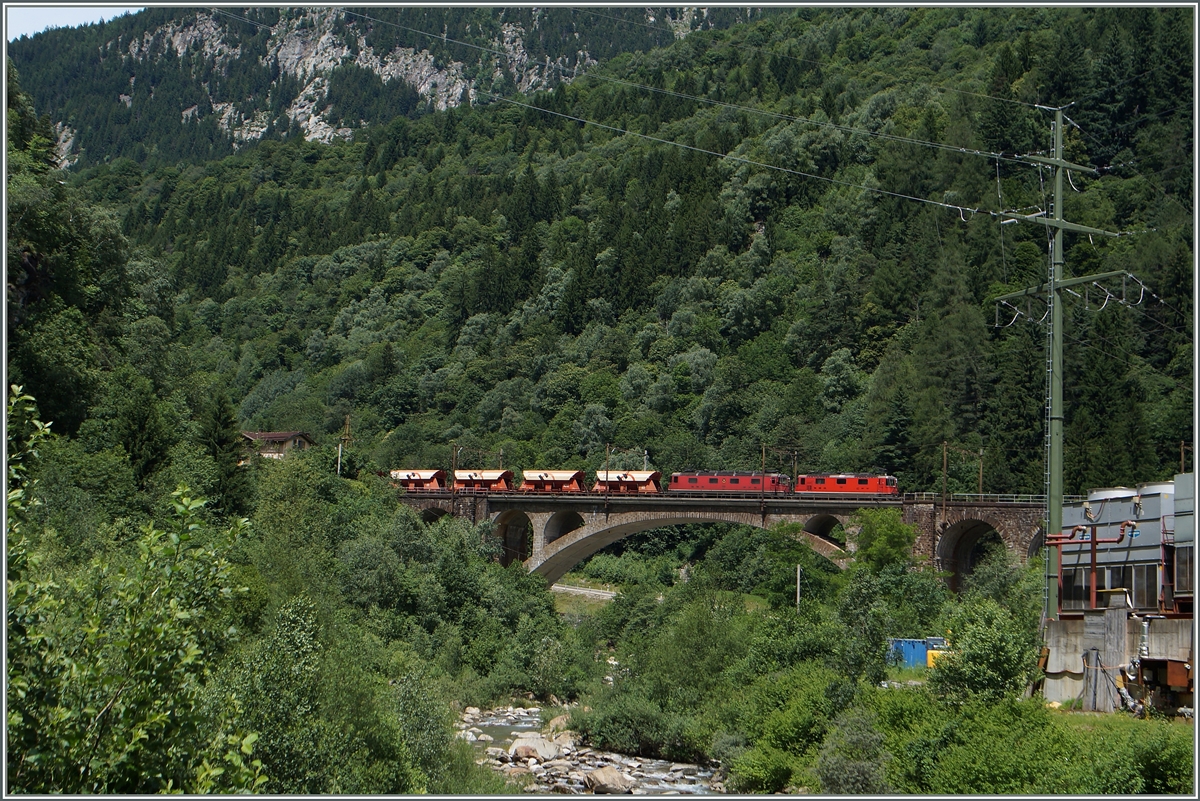 Eine  Re 10/10  überquert mit einem Kieszug die 103 Meter lange Polmengo Brücke bei Faido.
23. Juni 2015