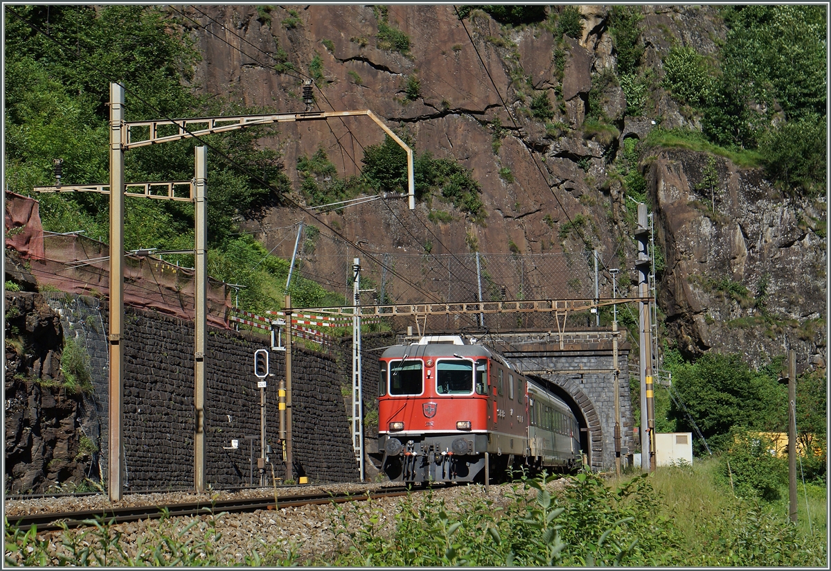 Eine Re 4/4 II mit einem Gotthard IR zwischen Rodi Fiesso und Faido. 
24. Juni 2015