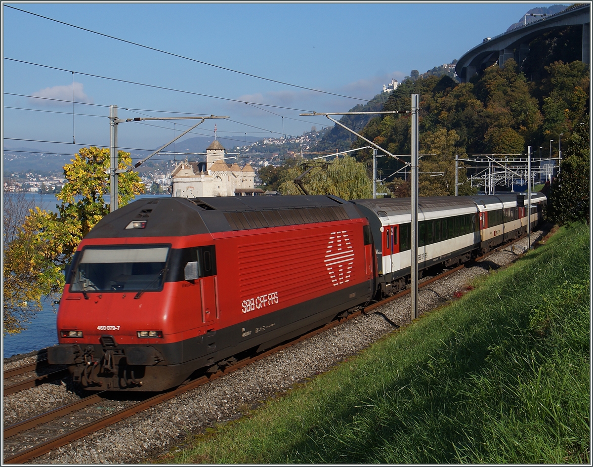 Eine Re 460 079-7 mit einem IR kurz vor Villeneuve; im Hintergrund das Château de Chillon . 
Lange war das Schluss renovationsbedingt eingerüstet, doch rechtzeitig fertig geworden, dass noch einmal Bilder dieser Art entstehen konnten, denn ab Fahrplanwechsel sind die Walliser IR verpendelt, wobei die Lok fotogen ungeschickt Seite Lausanne schiebt und zieht. 
21. Okt. 2015