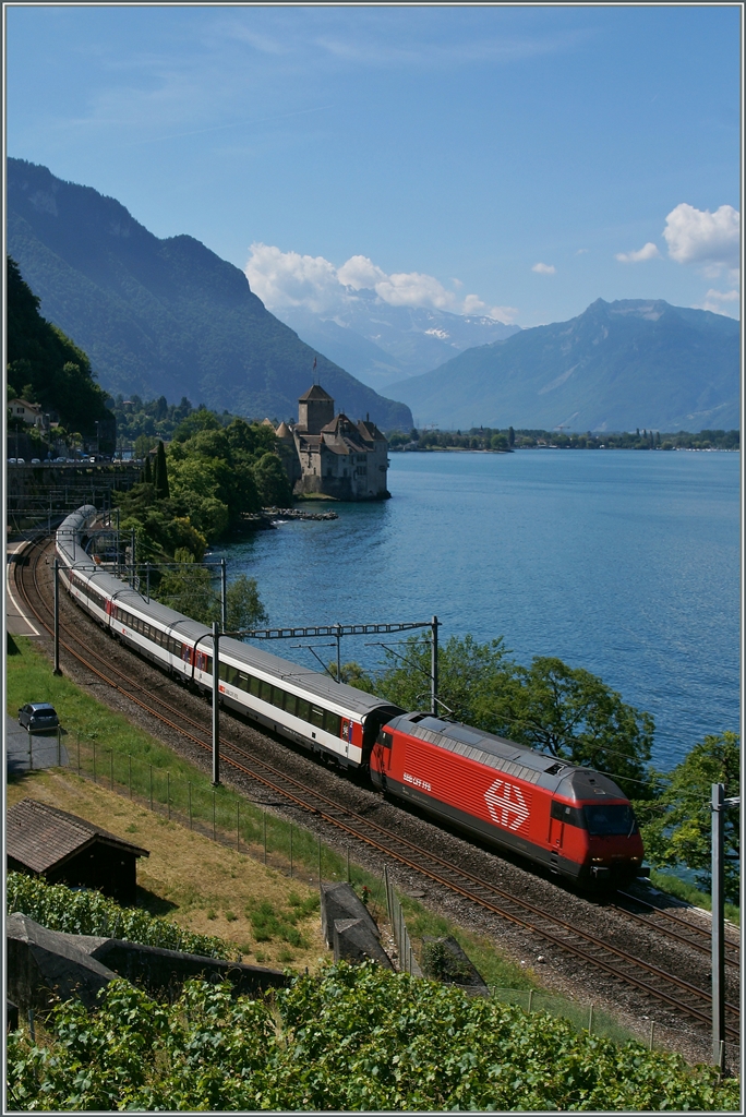 Eine Re 460 mit eine IR nach Genève beim Châteua de Chillon.
27. Juni 2014