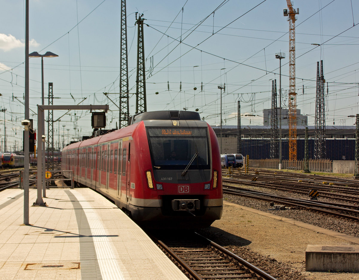 Eine Reihe Verstrker-S-Bahnen im Berufsverkehr und in Richtung Frankfurt Flughafen beginnen nicht im unterirdischen S-Bahnhof, sondern in der oberen Bahnhofshalle. Am 20.06.18 werden 430 167 und 175 am Bahnsteig bereitgestellt.