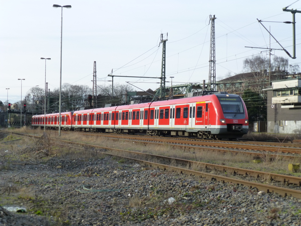 Eine S 8, gebildet aus zwei 422-Einheiten an Silvester '13 bei der Einfahrt in Oberbarmen.