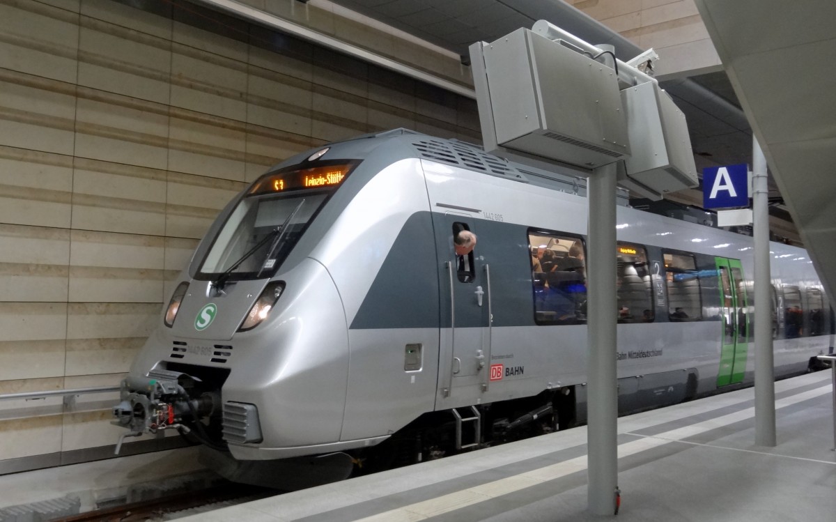 Eine S-Bahn steht in Leipzig Hbf(tief)
Aufgenommen im Dezember 2013.