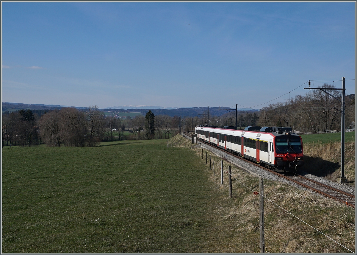 Eine S21 von Payerne kommend erreicht in Kürze Palézieux.
26. März 2016