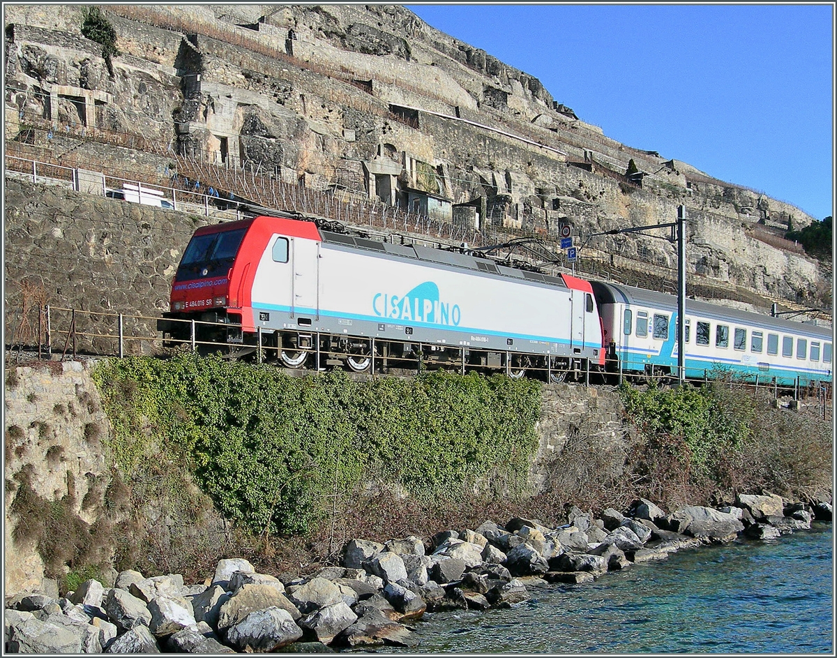 Eine von SBB Cargo an Cisaplino vermeitete Re 484 mit einem CIS EC bei Rivaz.
28. Jan. 2007