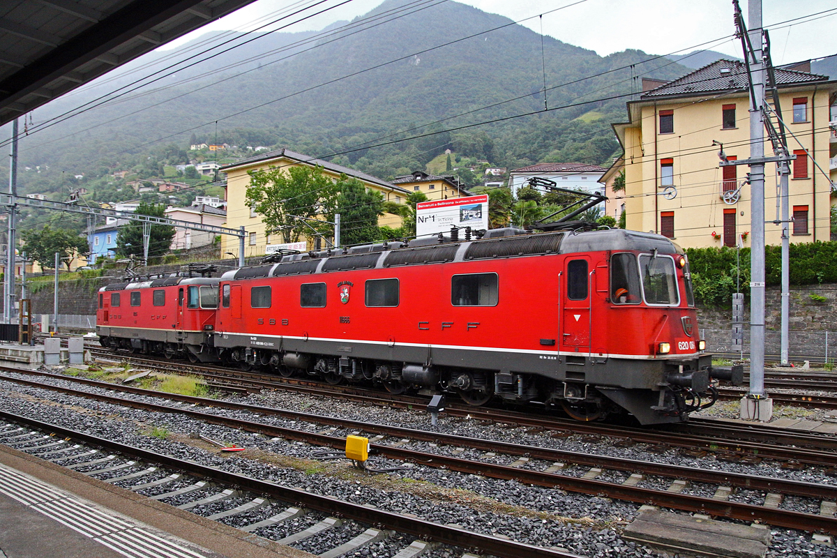 Eine SBB Cargo Re 10/10, bestehend aus der Re 6/6 11666 „Stein am Rhein“ (Re 620 066-1 / 91 85 4620 066-1 CH-SBBC) und der Re 4/4 II 11335 (Re 420 335-2 / 91 85 420 332 CH-SBBC) fahren am 02.08.2019 aus dem Bahnhof Bellinzona In Richtung Chiasso.