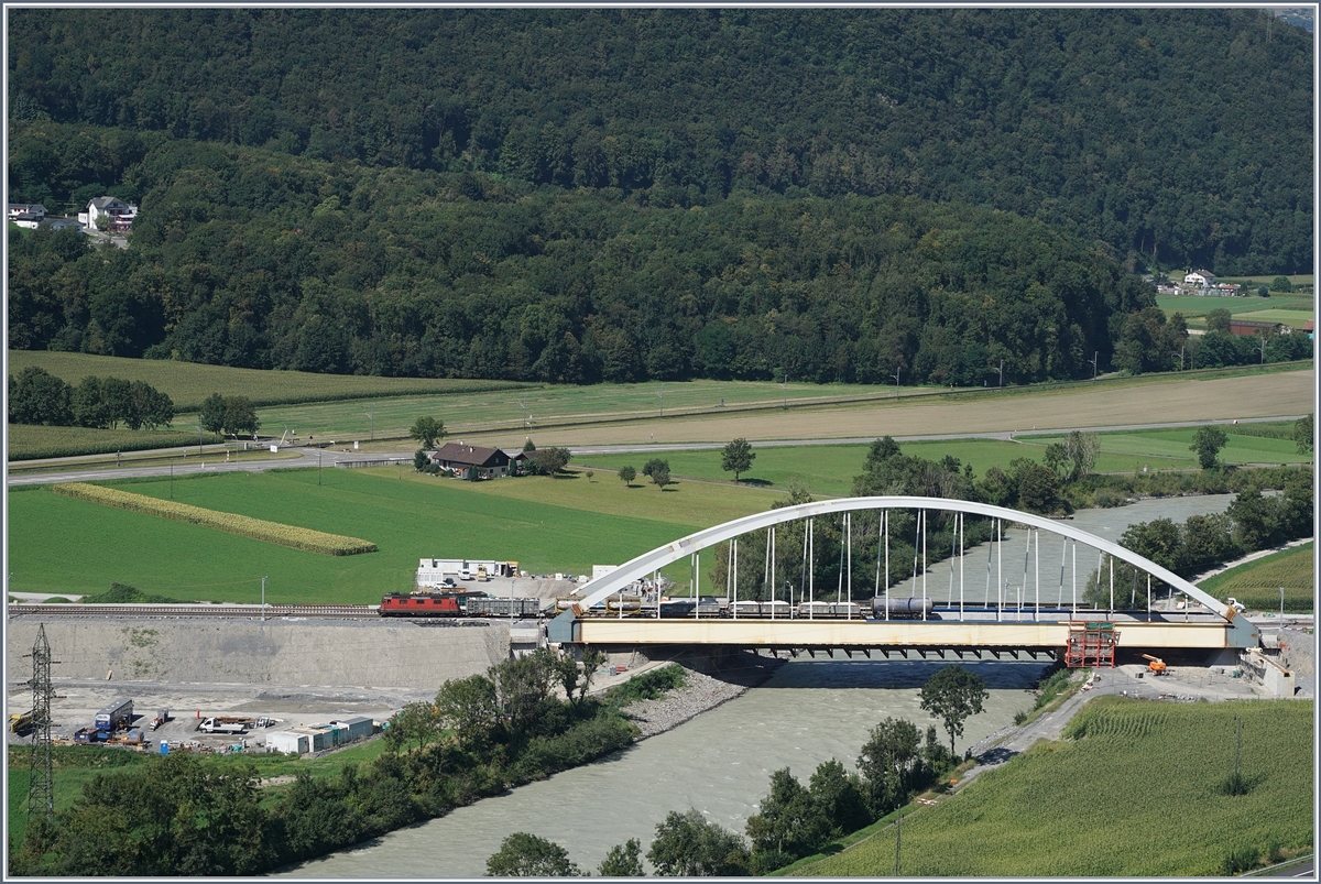 Eine SBB Re 4/4 II überquert mit ihrem kurzen Güterzug die neue Rhone Brücke zwischen Bex und St-Maurice. 
26. August 2016