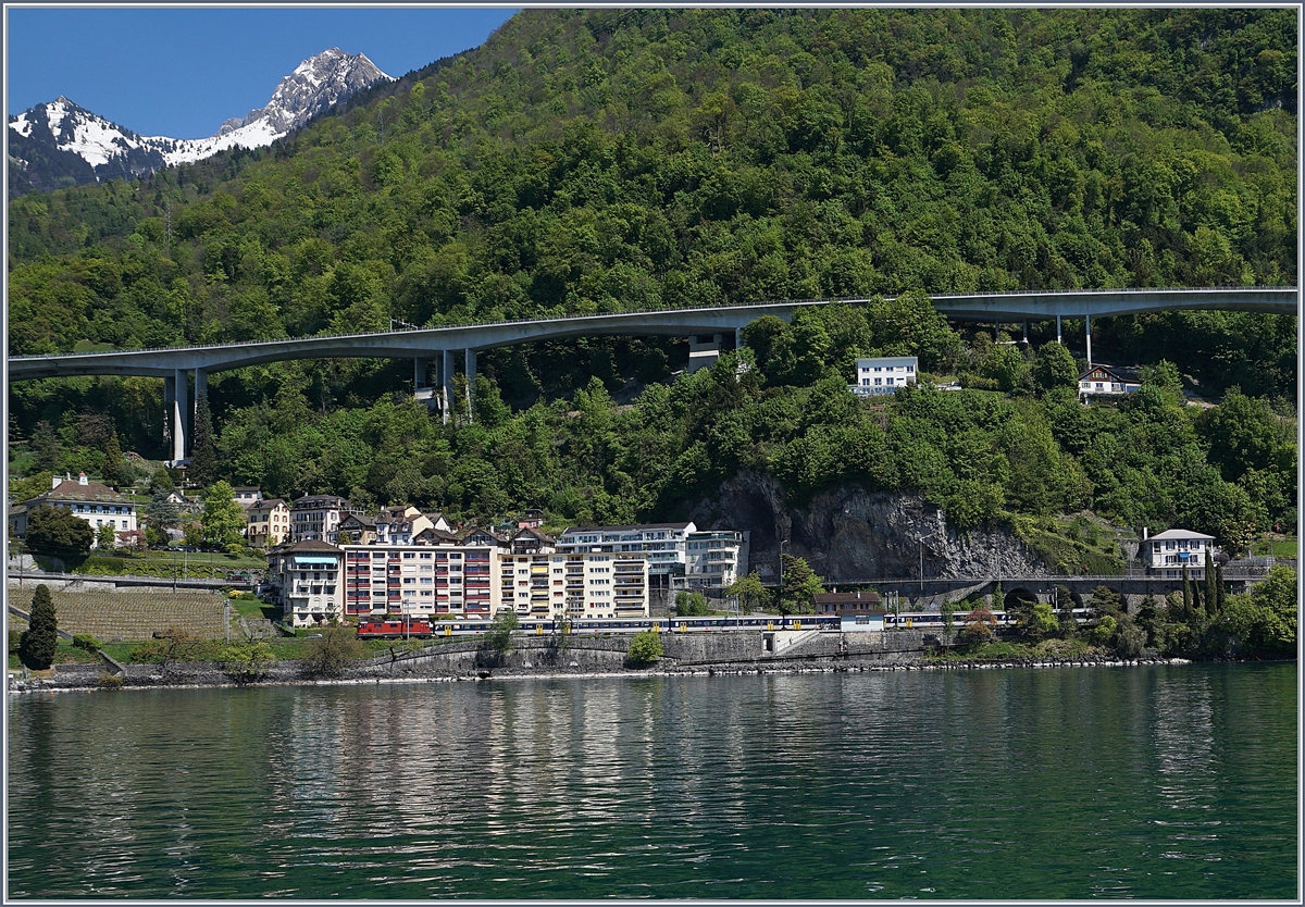 Eine SBB Re 4/4 II mit einem Dispozug bei Veytaux.
5. Mai 2017