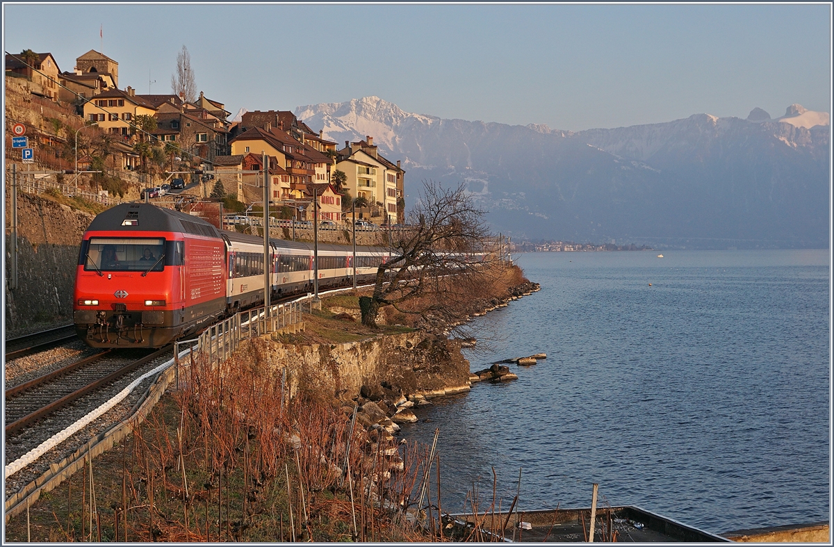 Eine SBB Re 460 fährt mit ihrem IR bei St-Saphorin dem Genfersee entlang.

25. Jan. 2019