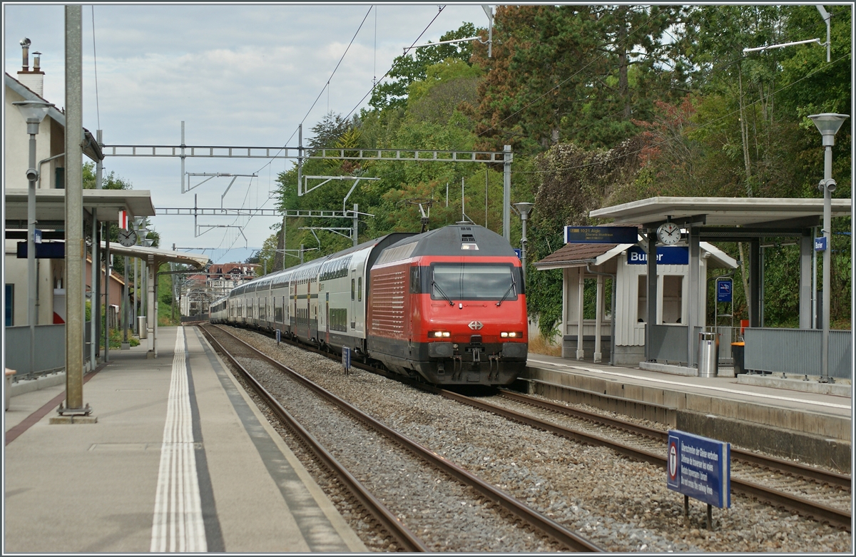 Eine SBB Re 460 fährt mit ihrem IR 90 von Genève Aéroport nach Brig in Burier durch. 

7. Sept. 2022