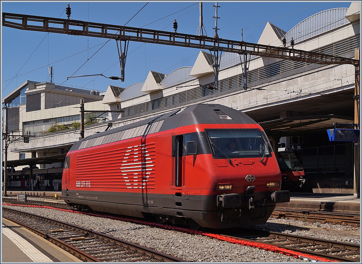 Eine SBB Re 460 in Lausanne in an und für sich keine Seltenheit, eine hier rangierende hingegen ist aber doch nicht so häufig zu beobachten: die SBB Re 460 114-2  Circus KNIE  (UIC 91 85 4 4460 114-2 CH-SBB) auf Rangierfahrt in Lausanne.

1. Juni 2020