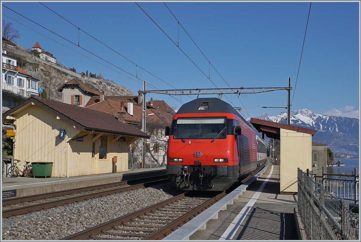 Eine SBB Re 460 mit einem IR nach Genève Aéroport in St-Saphorin. 

24. März 2018