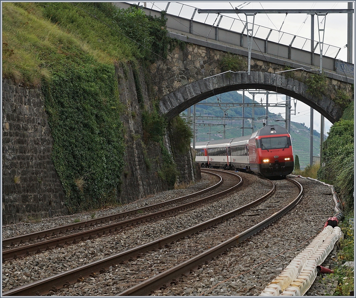 Eine SBB Re 460 ist mit ihrem IR90 auf dem Weg nach Genève Aéroport und konnte bei der Durchfahrt in Cully fotografiert werden. 

03. August 2020